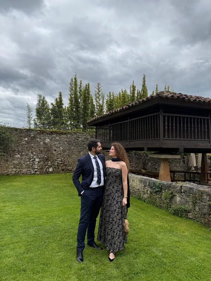 Juntos en un jardín, vestidos para una celebración.