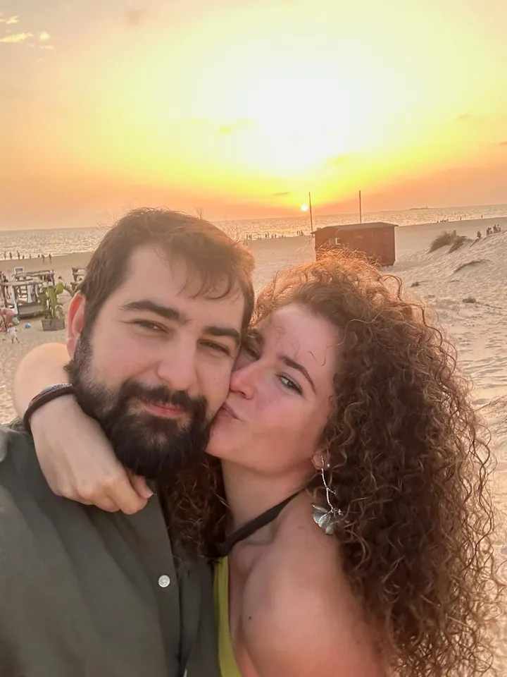 Un beso al atardecer.