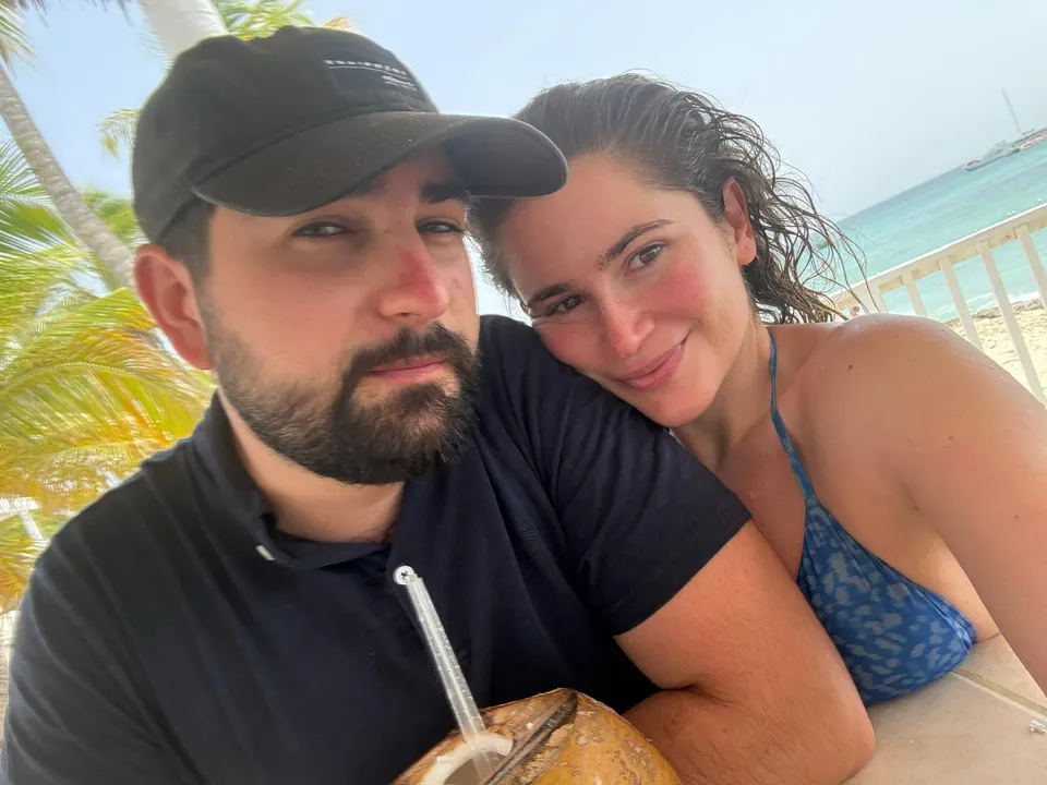 Un recuerdo juntos junto a la playa.